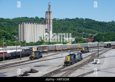 CSX Queensgate cantiere, Cincinnati, Ohio, Stati Uniti d'America con EMD SD40 e RP20CD locomotive. Foto Stock