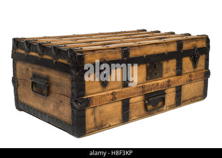 Antiquariato in legno vecchio torace su sfondo bianco Foto Stock