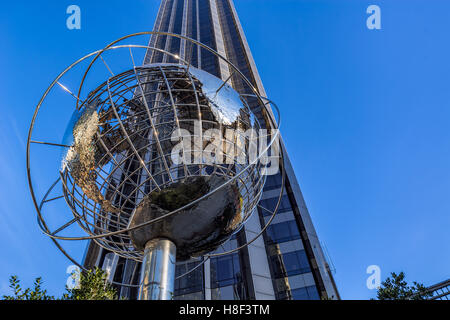 Trump International Hotel and Tower grattacielo con globo di metallo scultura. Midtown Manhattan, New York City Foto Stock