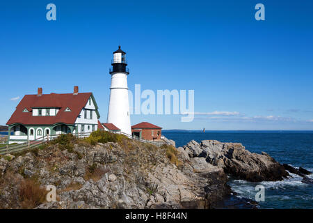 Portland Head Lighthouse è situato all'entrata del porto di Portland in Cape Elizabeth, Maine, Stati Uniti d'America. Foto Stock