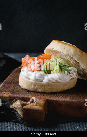 Focaccine di formaggio con salmone Foto Stock