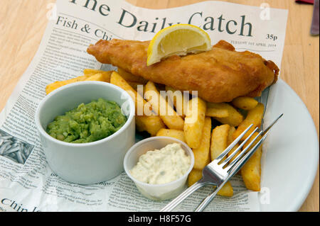 Tradizionale britannica fish & chips, servita in un giornale. Un REGNO UNITO Foto Stock