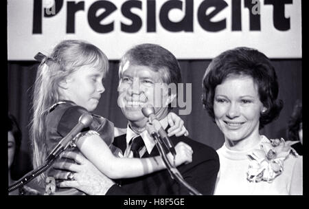 Quasi alla fine della sua durata in carica dello Stato, governatore della Georgia a Jimmy Carter annuncia la sua candidatura per il presidente degli Stati Uniti in 1974. L'annuncio è stato fatto a Atlanta Civic Center. Carter sta con la moglie Rosalynn e mantiene la sua figlia, Amy come egli fa l'annuncio. Foto Stock