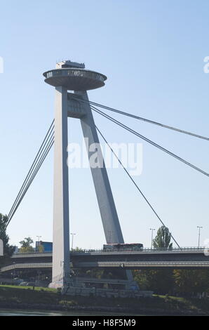 Ponte della Rivolta Nazionale Slovacca a Bratislava in verticale Foto Stock