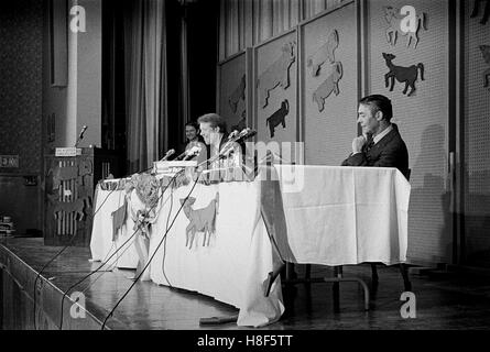 1970 Georgia governatori dibattito tra Jimmy Carter e Hal muta in ottobre 1970 in una scuola elementare auditorium di Atlanta. Foto Stock