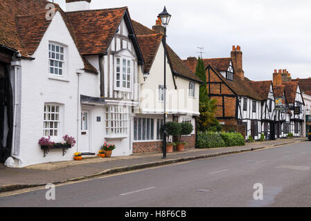 Vista della High Street in Old Amersham, Buckinghamshire, Inghilterra. Novembre 2016 Foto Stock