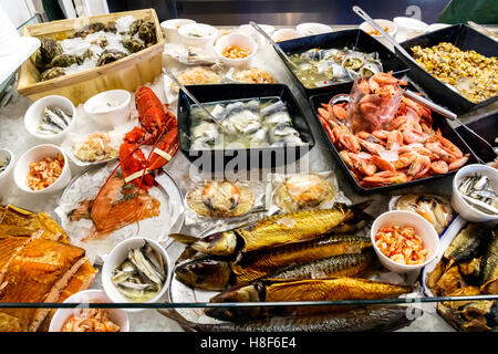 Piatti a base di frutti di mare freschi visualizzato sul ghiaccio in un ristorante locale a Southwold Harbour, REGNO UNITO Foto Stock