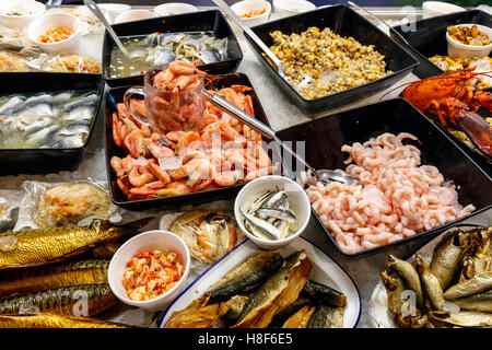 Piatti a base di frutti di mare freschi visualizzato sul ghiaccio in un ristorante locale a Southwold Harbour, REGNO UNITO Foto Stock