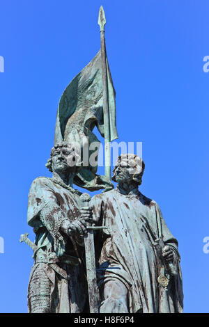 Monumento al XIV secolo di eroi fiamminghi Jan Breydel e Pieter De Coninck presso la piazza del mercato di Bruges, Belgio Foto Stock