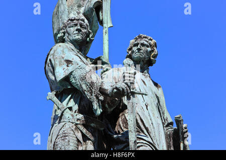 Monumento al XIV secolo di eroi fiamminghi Jan Breydel e Pieter De Coninck presso la piazza del mercato di Bruges, Belgio Foto Stock