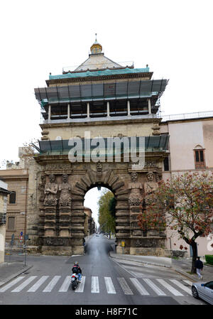 La monumentale porta nuova vicino al palazzo reale di Palermo. Foto Stock