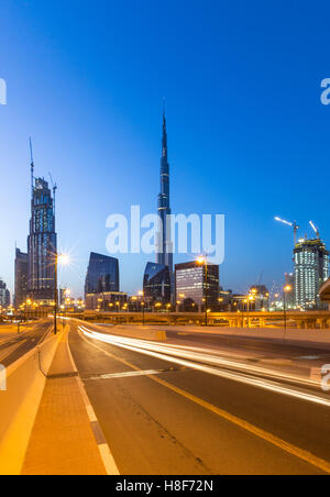 Sheikh Zayed Road skyline e Burj Khalifa, twilight, il centro cittadino di Dubai