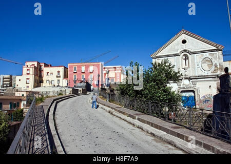 Ingresso al Rione Terra e Chiesa di Santa Croce, anche la Chiesa del Purgatorio, Pozzuoli, Napoli, Italia, Europa Foto Stock