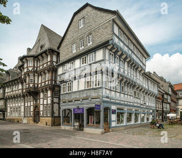 Metà storico-case con travi di legno lungo la strada del mercato, Sito Patrimonio Mondiale dell'UNESCO, Goslar, Bassa Sassonia, Germania Foto Stock