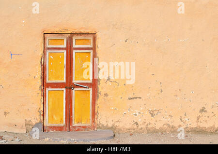 Porta e facciata del dipinto luminosamente village moschea, campagna nei pressi di Luxor, Egitto, Nord Africa Foto Stock