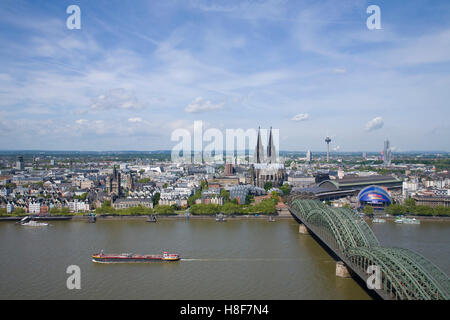 Skyline withof Cattedrale di Colonia, il Reno e il ponte di Hohenzollern, Vista panoramica, Colonia, nella Renania settentrionale-Vestfalia Foto Stock