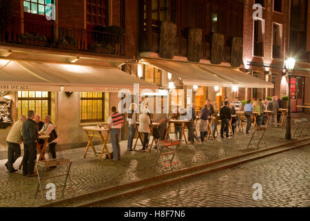 Zum Uerige, Uerige di notte, birreria, beer bar, persone, vita notturna, centro storico, Duesseldorf, nella Renania settentrionale-Vestfalia, Germania Foto Stock
