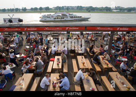 Pub Kasematten presso il Rheinpromenade lungo Reno, beer bar, cafe, persone, navi, beer garden, il fiume Reno, Duesseldorf Foto Stock