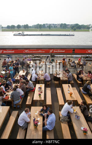 Pub Kasematten presso il Rheinpromenade lungo Reno, beer bar, cafe, persone, navi, beer garden, il fiume Reno, Duesseldorf Foto Stock