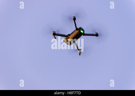 Chiusura del piccolo e moderno drone prendendo foto mentre in bilico Foto Stock