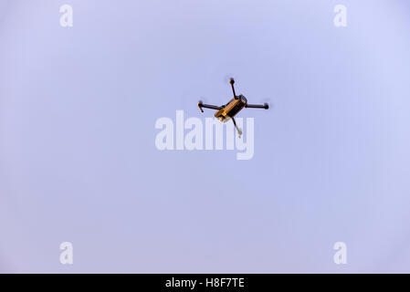 Chiusura del piccolo e moderno drone prendendo foto mentre in bilico Foto Stock