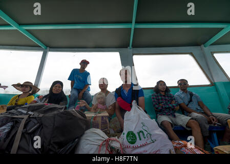 Persone su un piccolo traghetto andando a isole Gili in Indonesia Foto Stock