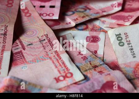 Pila di 100 yuan note. Foto Stock