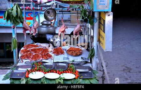 Marinata piccante di carne e pesce cibo pakistano sul display a lato strada ristorante Mall Road Murree Pakistan Foto Stock