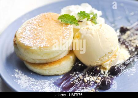 Pancake e gelato alla vaniglia con salsa di mirtilli piatto Foto Stock