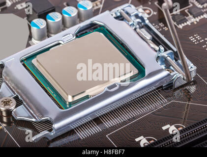 Socket della CPU su scheda madre con installato un processore Foto Stock