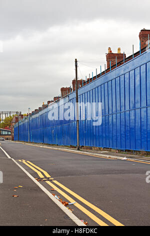 Una strada di intavolato case abbandonate in attesa di rigenerazione in Liverpool Regno Unito Foto Stock