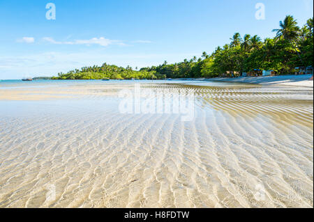 Ripple onde sui fondali di un ampia distanza brasiliano Tropical Island Beach a Bahia, Nordeste brasile Foto Stock