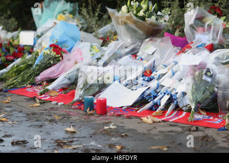 Fiori a sinistra a scena vicino al tram crash a Croydon, Surrey, come l'indagine sull'incidente mortale continua. Foto Stock