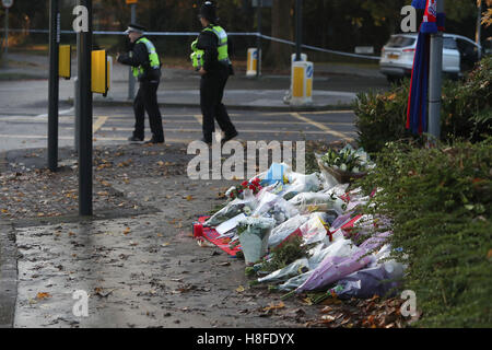 Fiori a sinistra a scena vicino al tram crash a Croydon, Surrey, come l'indagine sull'incidente mortale continua. Foto Stock