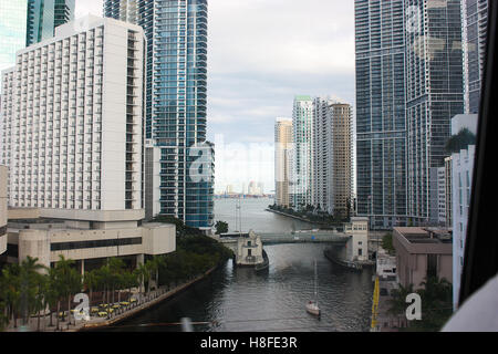 Vista del quartiere chic Downtown. Miami River e grattacieli sulle sue sponde. Foto Stock