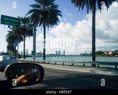 Foto dal finestrino dell'auto dal modo di Miami, Florida. Foto Stock