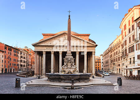 Punto di riferimento da tempi antichi dell Impero Romano - pantheon degli dèi nella capitale italiana - Roma, dietro piazza obelisco e fontana Foto Stock