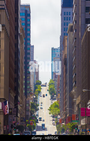 Vista direttamente fino alla ripida California Street nel quartiere finanziario del centro cittadino in una giornata di sole. Compresso utilizzando un teleobiettivo e len Foto Stock