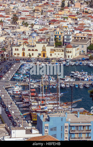 Pothia porto e città principale di Kalymnos dal di sopra, occupato Foto Stock