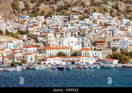 Pothia porto e città principale di Kalymnos dal di sopra, occupato Foto Stock