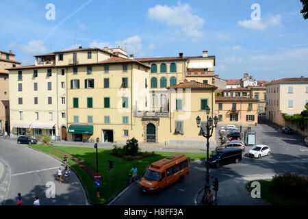 Lucca, Italia - 5 Settembre 2016: Street ed edifici nella parte vecchia della città di Lucca in Italia. Persone non identificate visibile. Foto Stock