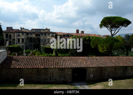 Lucca, Italia - 5 Settembre 2016: edifici nella parte vecchia della città di Lucca in Italia. Persone non identificate visibile. Foto Stock