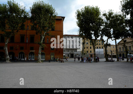 Lucca, Italia - 5 Settembre 2016: edifici su Piazza Napoleone nella parte vecchia della città di Lucca in Italia. Persone non identificate hanno v Foto Stock
