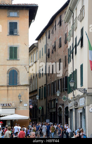 Lucca, Italia - 5 Settembre 2016: edifici e strade strette su Piazza San Michele square nella parte vecchia della città di Lucca in Italia. U Foto Stock