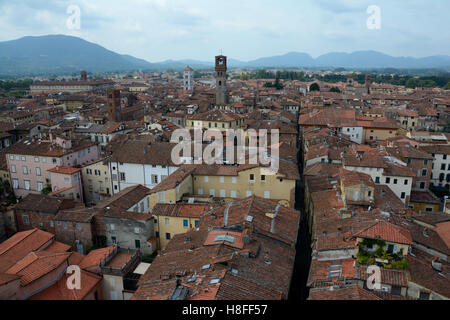Lucca, Italia - 5 Settembre 2016: vista sulla parte vecchia della città di Lucca in Italia. Foto Stock