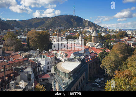 TBILISI, Georgia - 04 Novembre 2016 : città di Tbilisi antenna centrale vista dalla fortezza di Narikala, Georgia Foto Stock