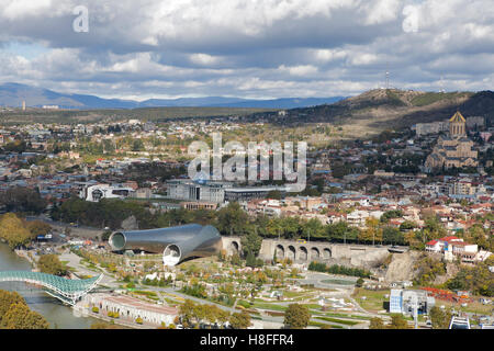 TBILISI, Georgia - 04 Novembre 2016 : città di Tbilisi antenna centrale vista dalla fortezza di Narikala, Georgia Foto Stock