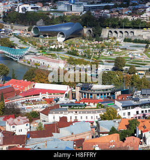 TBILISI, Georgia - 04 Novembre 2016 : città di Tbilisi antenna centrale vista dalla fortezza di Narikala, Georgia Foto Stock