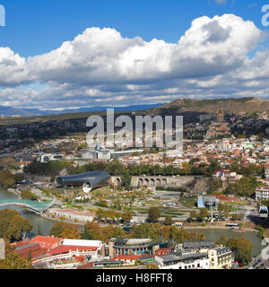 TBILISI, Georgia - 04 Novembre 2016 : città di Tbilisi antenna centrale vista dalla fortezza di Narikala, Georgia Foto Stock