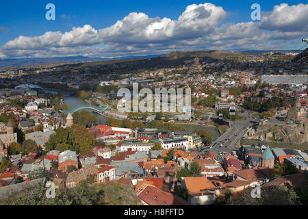 TBILISI, Georgia - 04 Novembre 2016 : città di Tbilisi antenna centrale vista dalla fortezza di Narikala, Georgia Foto Stock